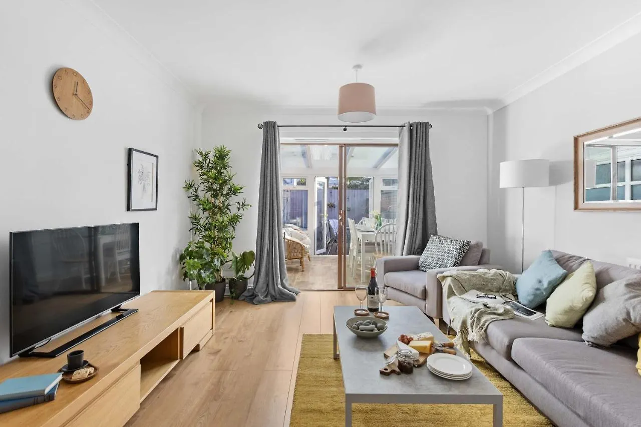 Chandlers Walk Modern Comfy Family Home In Exeter
