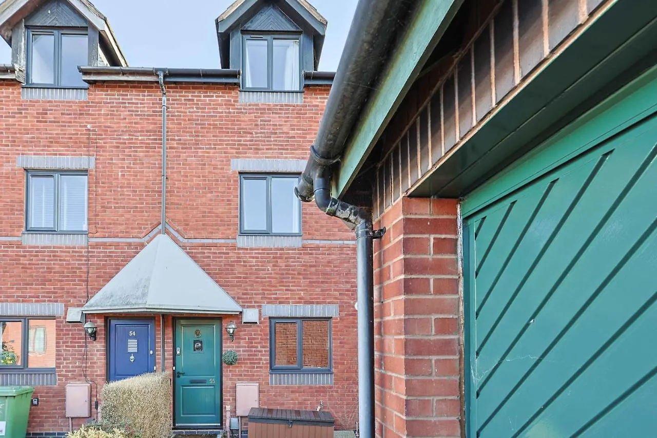 Chandlers Walk Modern Comfy Family Home In Exeter